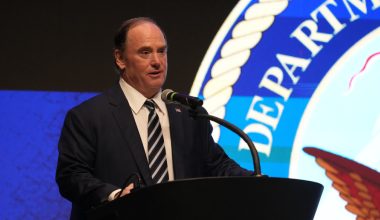 ΗΠΑ: Αιφνιδιαστική παραίτηση του υπουργού του Ναυτικού Τ.Φέλαν – Η δυσαρέσκεια Ν.Τραμπ και Π.Χέγκσεθ