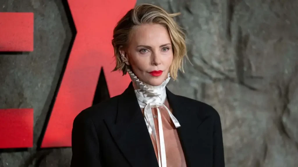 Η αποκαλυπτική εμφάνιση της Σ.Θερόν μόνο με ένα σακάκι χωρίς σουτιέν σε πρεμιέρα ταινίας (φωτο)