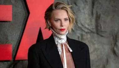 Η αποκαλυπτική εμφάνιση της Σ.Θερόν μόνο με ένα σακάκι χωρίς σουτιέν σε πρεμιέρα ταινίας (φωτο)