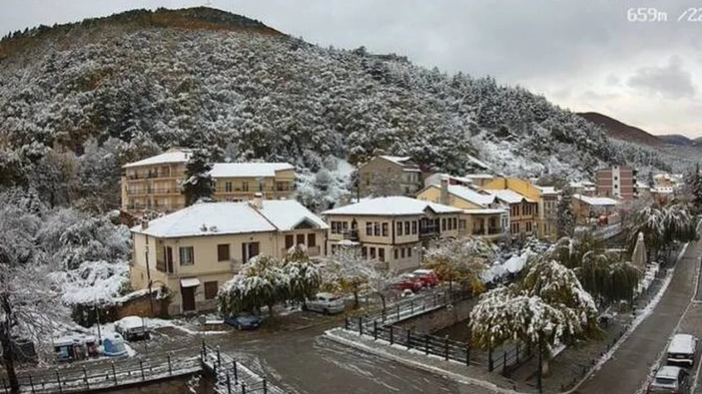 Χειμωνιάτικο σκηνικό στη Βόρεια Ελλάδα: Στα λευκά «ντύθηκαν» Νυμφαίο και Σέλι (βίντεο)