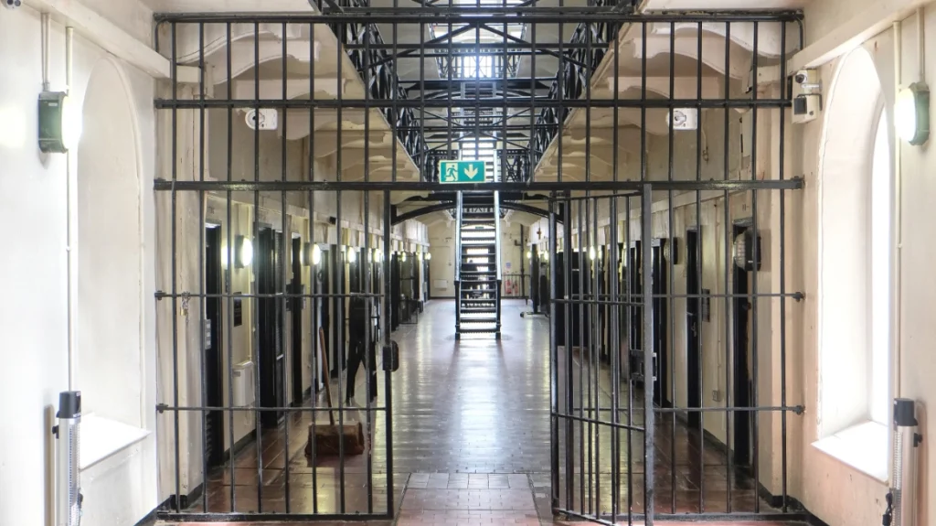 ΕΛ.ΑΣ: Εξαρθρώθηκε σπείρα διακίνησης ναρκωτικών μέσα σε φυλακές