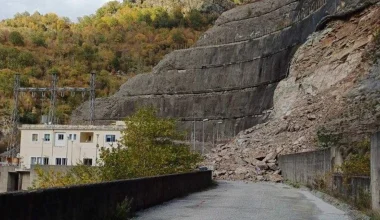 Τρίκαλα: Κατολίσθηση έκλεισε το μοναδικό δρόμο για τα σπίτια τους το 2025 – Παραμένουν ακόμη εγκλωβισμένοι