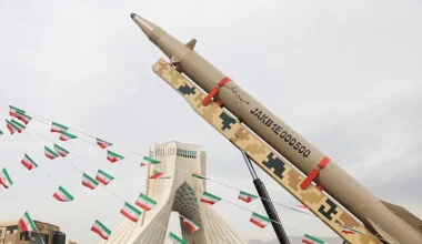 Bίντεο: Οι IRGC βάφουν μπλε πύραυλο «για τα αγόρια του Ιράν»