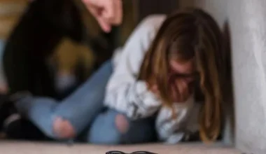 Αγία Βαρβάρα: Στη δημοσιότητα βίντεο ντοκουμέντο από την άγρια συμπλοκή των δύο 19χρονων κοριτσιών