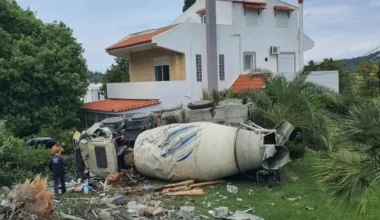 Ρόδος: Mπετονιέρα 33 τόνων εξετράπη της πορείας της και κατέληξε σε αυλή σπιτιού (φωτο)