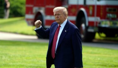 Το μαύρο κουτί που κρατούσε πράκτορας ασφαλείας του Ν.Τραμπ και προκάλεσε «βροχή» σχολίων στα social media (βίντεο)