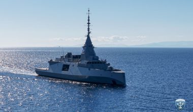 Φρεγάτα «Κίμων»: Κατέπλευσε στο λιμάνι του Πειραιά (βίντεο)