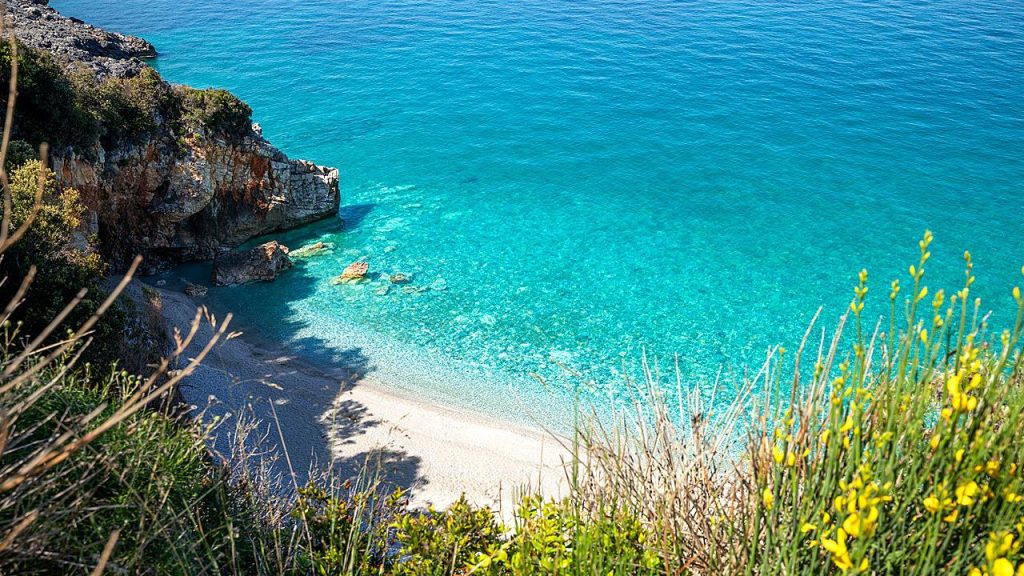 Στις 251 οι «απάτητες» παραλίες στην Ελλάδα: Δείτε ποιες είναι