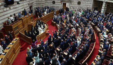 Πόσο κοστίζουν στους Έλληνες φορολογούμενους οι «στρατοί» υποστήριξης των βουλευτών στο κοινοβούλιο;