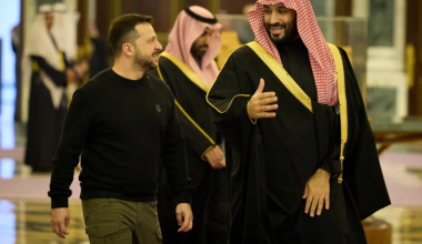 Ζελένσκι: Αφού εξασφάλισε τα 90 δισ.€ από την ΕΕ πήγε ξανά στην Σαουδική Αραβία