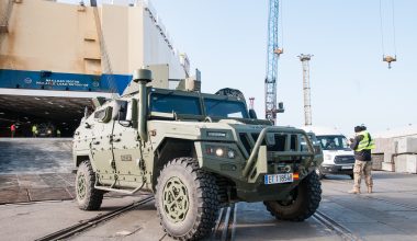 Όχημα URO VAMTAC του ισπανικού Στρατού έπεσε από αεροπλάνο και διαλύθηκε κατά τη διάρκεια άσκησης