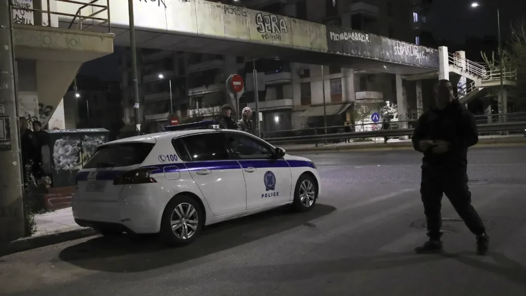 Νέος Κόσμος: Παραμένει «ταμπουρωμένος» στο σπίτι του ο 55χρονος – Άφησε την 81χρονη μητέρα του να φύγει