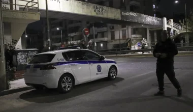 Νέος Κόσμος: Παραμένει «ταμπουρωμένος» στο σπίτι του ο 51χρονος – Άφησε την 81χρονη μητέρα του να φύγει