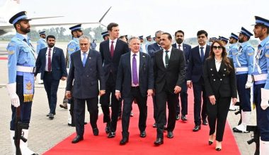 Γουίτκοφ και  Κούσνερ στο Πακιστάν για συνομιλίες με τον Ιρανό υπουργό Εξωτερικών