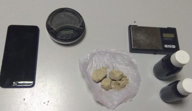 Χειροπέδες σε δύο γυναίκες και έναν άνδρα στις Αχαρνές: Η ΕΛΑΣ εντόπισε ηρωίνη και χρήματα από το εμπόριό της