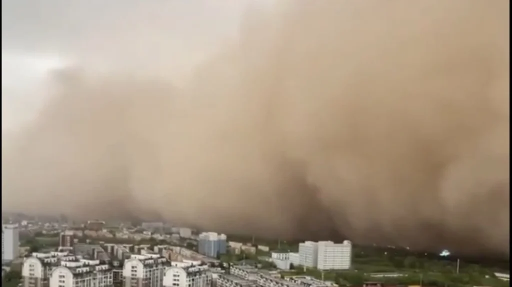 Καταιγίδες στη Βόρεια Κίνα: Σκόνη και άμμος από τη Μογγολία κάλυψαν τα πάντα (δείτε βίντεο)