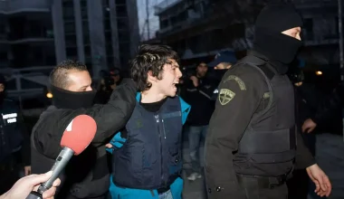 Επεισόδια έξω από το Εφετείο μετά την αθώωση του Ν.Ρωμανού: Έπεσαν κρότου λάμψης