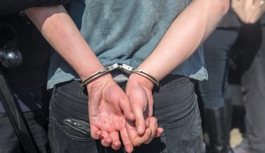 Αλβανοί στη Θεσσαλονίκη είχαν μετατρέψει καφενείο σε «κατάστημα» εμπορίου ναρκωτικών – Χειροπέδες σε πατέρα και γιο