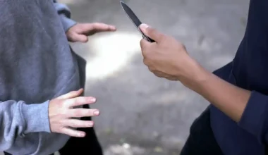 Aνήλικη στην Αίγινα έβγαλε σουγιά και επιχείρησε να επιτεθεί σε συμμαθήτριές της