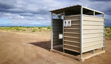 Το λες και… «γούρι»: – Γυναίκα έμεινε εγκλωβισμένη για ώρες σε βόθρο – Έσπασε η τουαλέτα κάτω από τα πόδια της