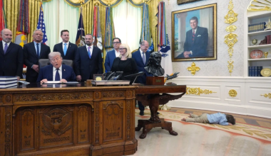 Ο Ν.Τραμπ «έλιωσε» με πρώην κωφό αγοράκι: «Δεν άκουγε και έλαβε αυτή την θαυματουργή θεραπεία» – Δείτε βίντεο