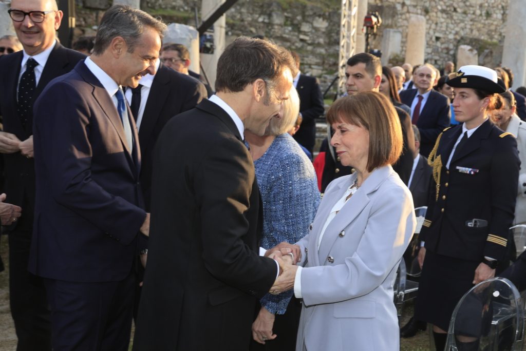 Εμανουέλ Μακρόν από την Αθήνα: «Οι ΗΠΑ δεν είναι αξιόπιστος σύμμαχος – Η ΕΕ φοβάται την Κίνα»