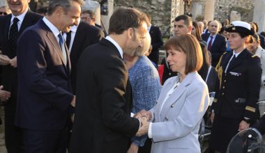 Εμανουέλ Μακρόν από την Αθήνα: «Οι ΗΠΑ δεν είναι αξιόπιστος σύμμαχος – Η ΕΕ φοβάται την Κίνα»