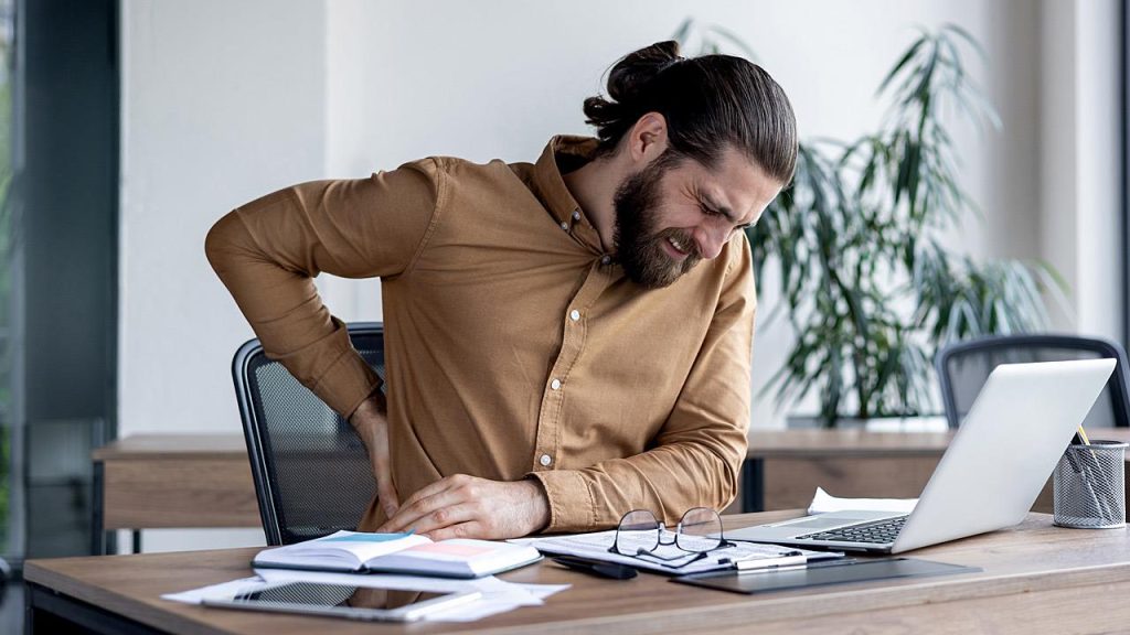 Δουλειά γραφείου: Πώς λειτουργεί ο κανόνας των 45 λεπτών – Οι κινήσεις που πρέπει να κάνετε αν κάθεστε πολλές ώρες