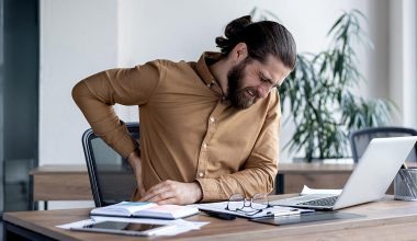 Δουλειά γραφείου: Πώς λειτουργεί ο κανόνας των 45 λεπτών – Οι κινήσεις που πρέπει να κάνετε αν κάθεστε πολλές ώρες