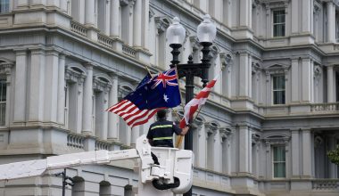«Γκάφα» στην Ουάσινγκτον πριν την άφιξη του βασιλιά Καρόλου: Αντί για σημαίες της Βρετανίας έβαλαν της Αυστραλίας!