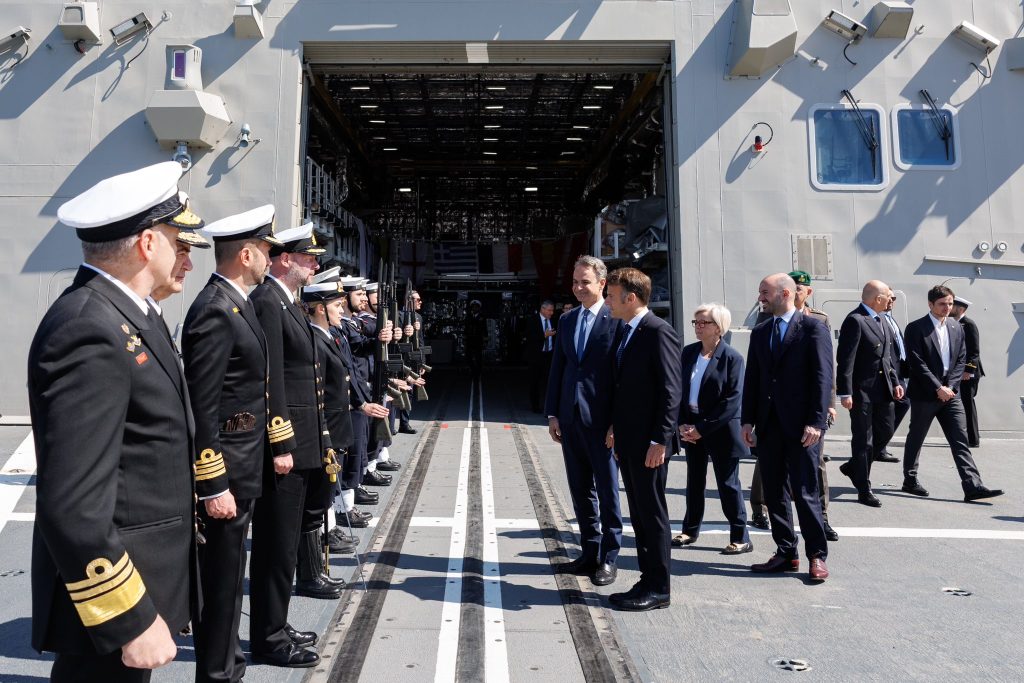 Ε.Μακρόν: «Καλοί άνεμοι και καλή θάλασσα στη φρεγάτα Κίμων!» (φώτο)