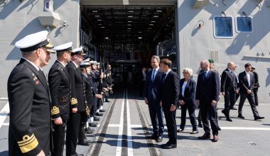 Ε.Μακρόν: «Καλοί άνεμοι και καλή θάλασσα στη φρεγάτα Κίμων!» (φώτο)