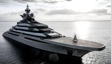 Πέρασε από τα Στενά του Ορμούζ με άδεια του Ιράν η υπερπολυτελής θαλαμηγός Ρώσου ολιγάρχη (βίντεο)