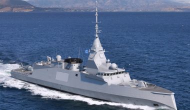 Την φρεγάτα «Κίμων» επισκέφτηκαν οι Ε.Μακρόν και Κ.Μητσοτάκης