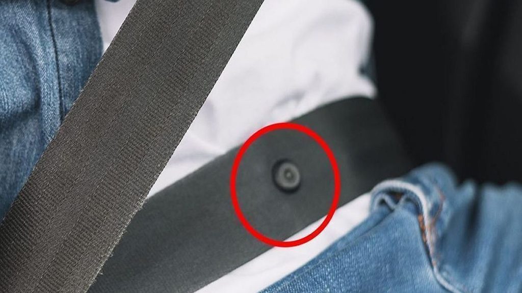 Τι είναι το μαύρο πλαστικό κουμπί στη ζώνη του αυτοκινήτου; (βίντεο)