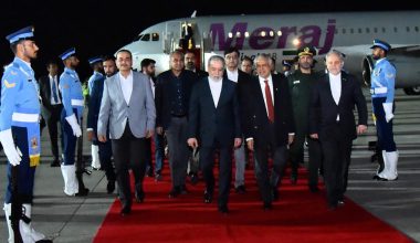 Ο Αμπάς Αραγτσί έφυγε από το Πακιστάν: «Δεν θα δεχθούμε παράλογες απαιτήσεις από τις ΗΠΑ»