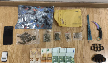 Χειροπέδες σε 19χρονο στην Αθήνα: Η ΕΛΑΣ τον εντόπισε με κάνναβη, μαχαίρι-πεταλούδα και σιδερογροθιές (φωτο)