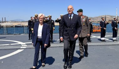 Επίσκεψη του Νίκου Δένδια με την Γαλλίδα ομόλογό του στην φρεγάτα «Κίμων» (φωτογραφίες)