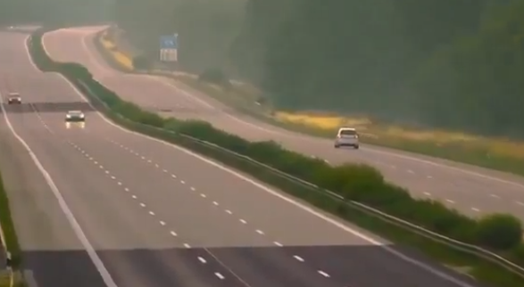 Βίντεο: Έτρεχε με 414 χλμ/ώρα σε γερμανικό αυτοκινητόδρομο με Bugatti και… αφέθηκε ελεύθερος