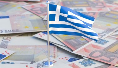 Η μεγάλη απάτη του χρέους: Η κυβέρνηση Μητσοτάκη λέει ότι το μειώνει ενώ το μεταφέρει στο μέλλον!