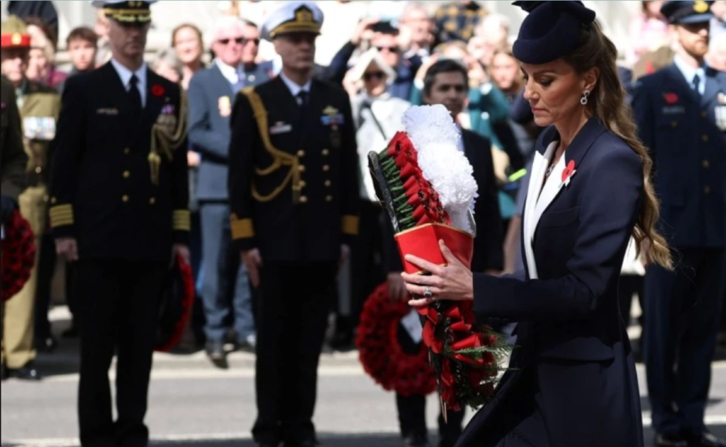 Ο βρετανικός Τύπος αποθέωσε την Κέιτ Μίντλετον: Επέδειξε σοβαρότητα και σεβασμό – Βίντεο από την εμφάνισή της
