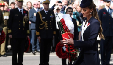 Ο βρετανικός Τύπος αποθέωσε την Κέιτ Μίντλετον: Επέδειξε σοβαρότητα και σεβασμό – Βίντεο από την εμφάνισή της