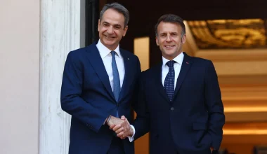 Ε.Μακρόν: «Έντυσε» την ανάρτησή του για τη συμφωνία Ελλάδας-Γαλλίας με το «Εγω κι εσύ μαζί»