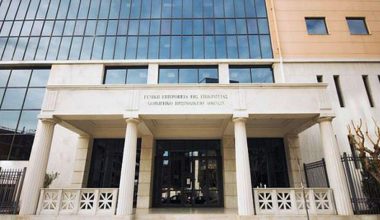 Ομάδα αγνώστων επιτέθηκε με μπογιές και βαριοπούλες στο Διοικητικό Εφετείο Αθηνών