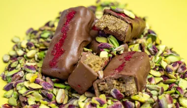 «Φωτιά» οι τιμές στα φιστίκια λόγω της σύγκρουσης στη Μέση Ανατολή: Προβλήματα και στην παραγωγή σοκολάτας Ντουμπάι