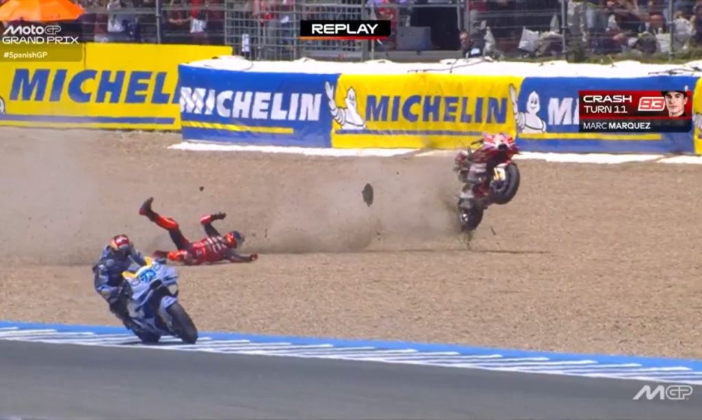 Σοκαριστικό ατύχημα στο MotoGP: «Κόπηκε» στα δύο μηχανή αναβάτη! – Δείτε βίντεο
