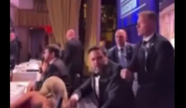 Η στιγμή που κυριολεκτικά τραβούν από το σακάκι τον Τζ.Ντ.Βανς για να τον προστατέψουν (βίντεο)