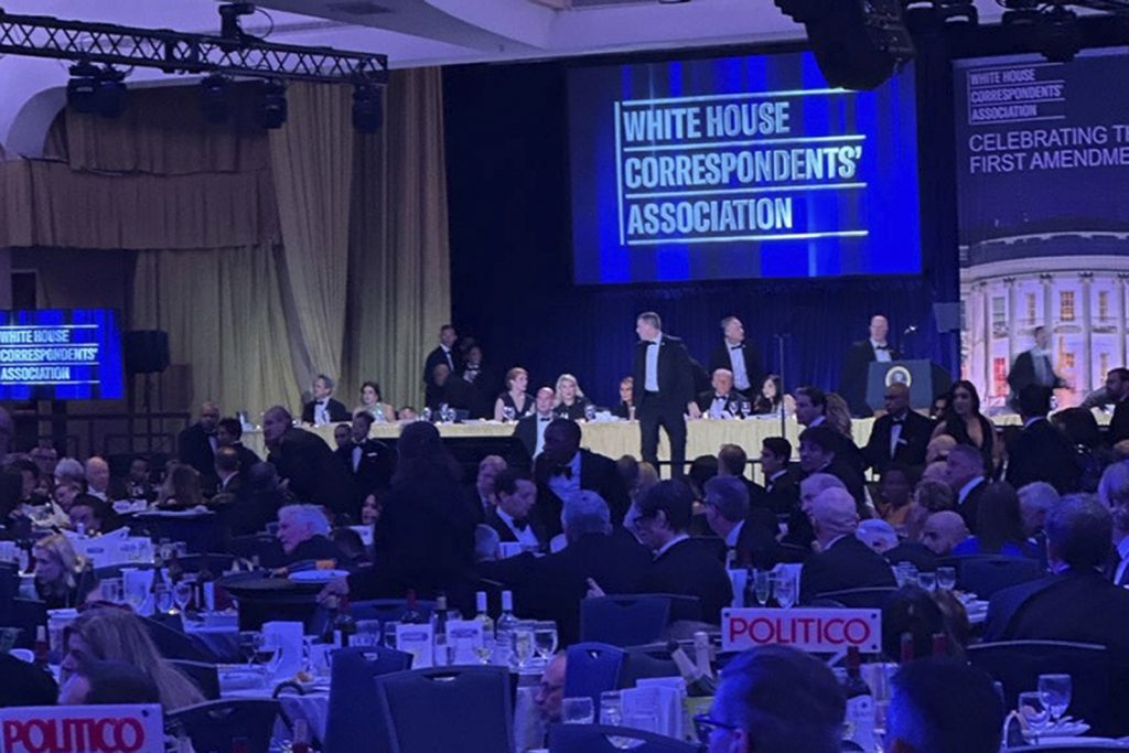 Δημοσιογράφος του BBC για τους πυροβολισμούς στο δείπνο ανταποκριτών: «Άνθρωποι έτρεχαν πανικόβλητοι»