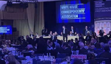 Δημοσιογράφος του BBC για τους πυροβολισμούς στο δείπνο ανταποκριτών: «Άνθρωποι έτρεχαν πανικόβλητοι»