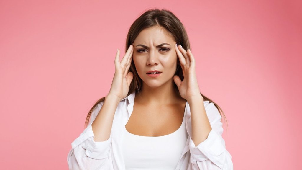 Οι 11 τρόποι για να αντιμετωπίσετε άμεσα τον πονοκέφαλο – Τι πρέπει να κάνετε
